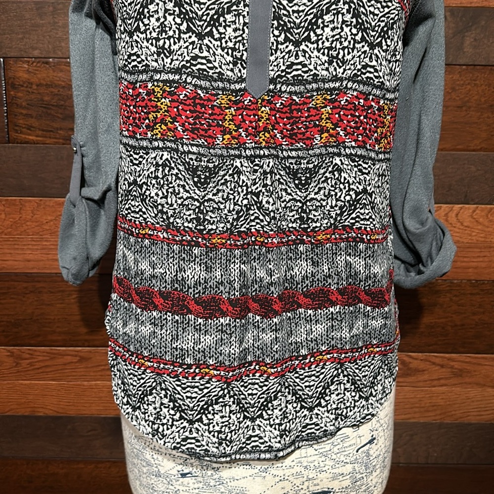 Black Rainn Scoop Neck 3/4 Sleeve Gray and Red Blouse - Picture 3 of 10